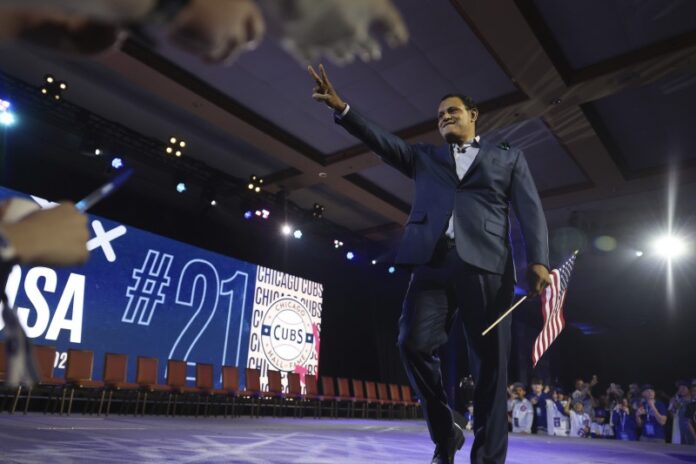 Los fanáticos de los Cachorros de Chicago reciben con entusiasmo a Sammy Sosa