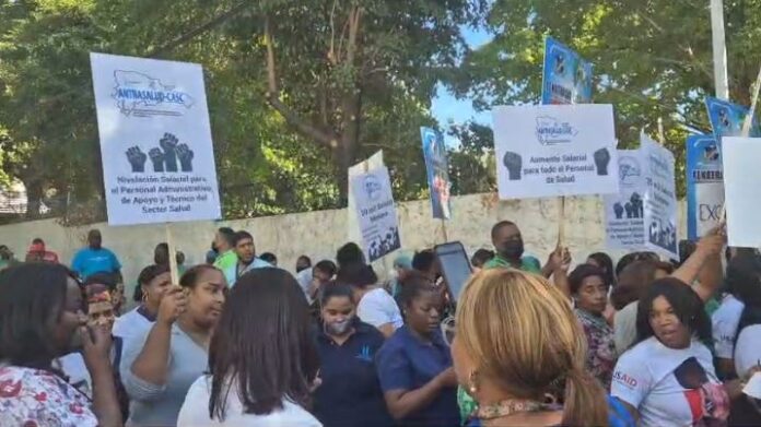 Empleados administrativos del sector salud exigen inclusión en aumento salarial