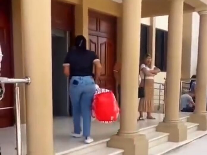 Madre lanza restos de su hija frente a Fiscalía de Higüey en protesta por falta de justicia