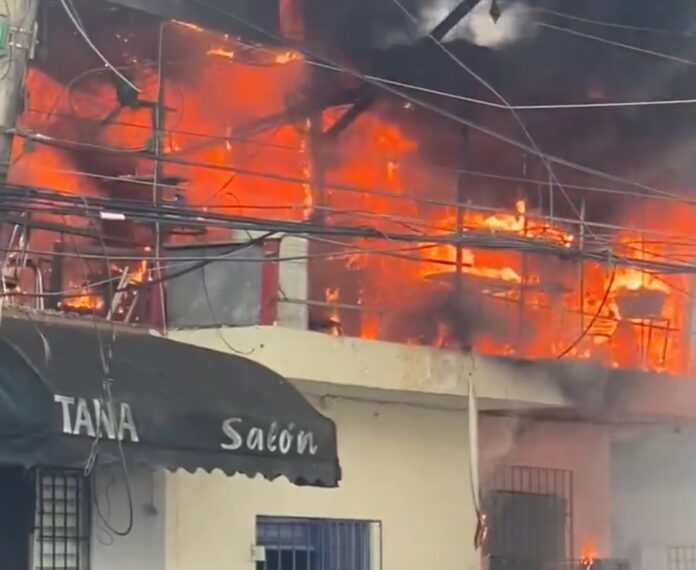 Incendio de gran magnitud afecta taller de herrería en Villa Juana