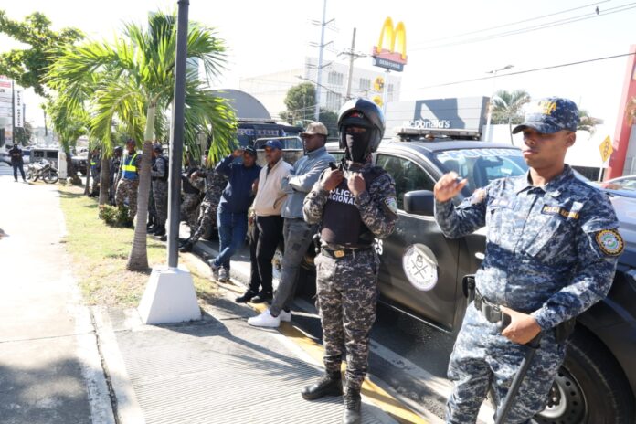 Contingente de la Policía Nacional vigila el Palacio Nacional antes del encuentro entre Abinader y González Urrutia