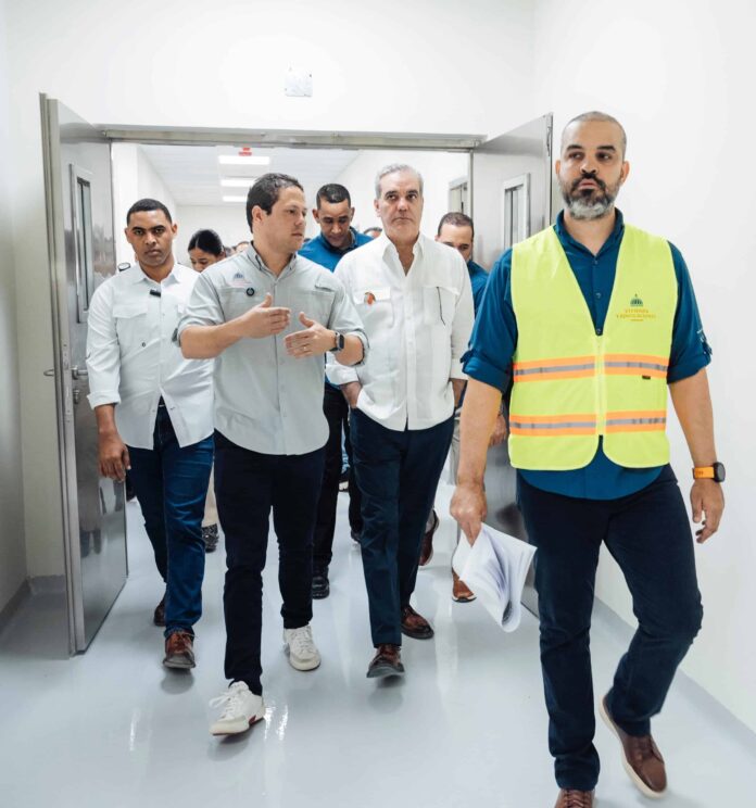 Luis Abinader y Carlos Bonilla revisan avances en el nuevo Hospital San Vicente de Paúl