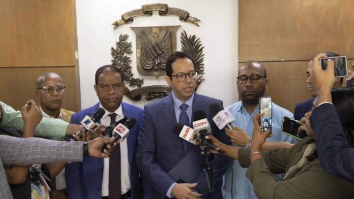 Partidos políticos piden regulación de candidaturas independientes ante la JCE