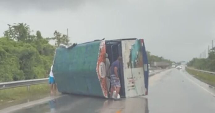 Accidente en el cruce de Macao: patana impacta camión de safari con turistas, varios heridos