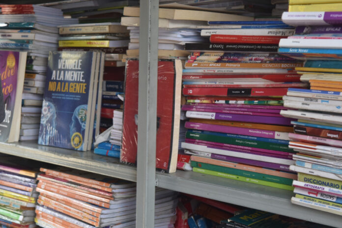 Ayuntamiento de Santiago prohíbe la venta de libros en el Parque Duarte alegando que “no son cultura”