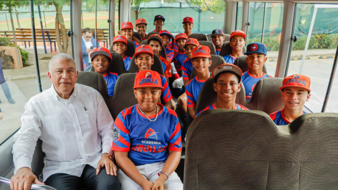 Academia de béisbol La Javilla recibe autobús de parte del Gobierno