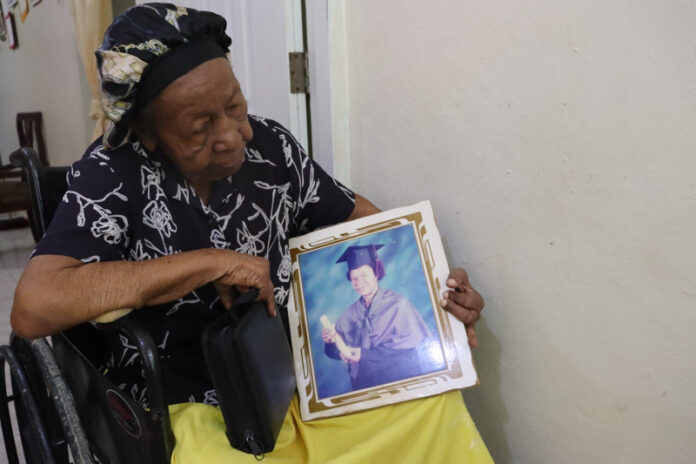 Fallece madre de profesora hallada muerta en Haina tras presunto acoso de un abogado