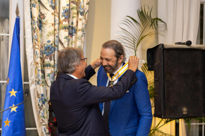 Juan Luis Guerra recibe la Encomienda de Isabel la Católica por su aporte a la cultura y la música latina