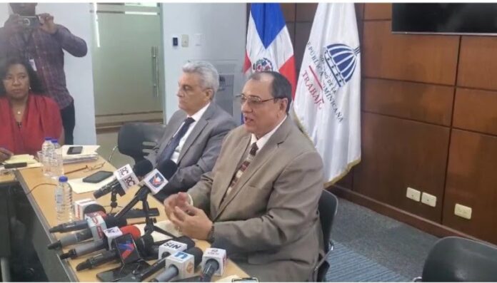 Empresarios proponen aumento del 10 % al salario mínimo en el sector privado no sectorizado