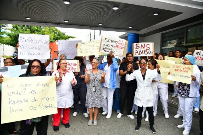 Médicos y enfermeras protestan por rebajas salariales en la Ciudad Sanitaria Luis Eduardo Aybar