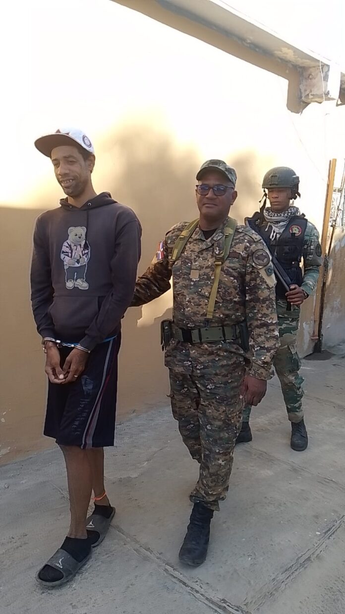 Siete haitianos detenidos por presunto tráfico de drogas en hotel de Montecristi