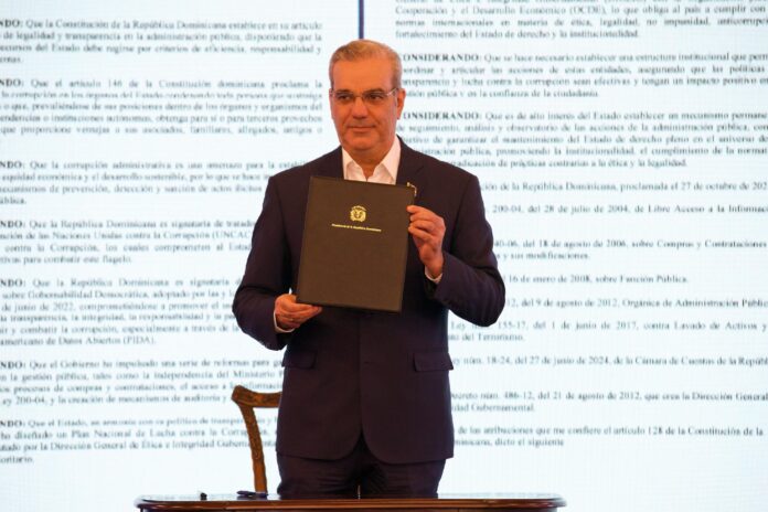 Abinader crea comisión para reforzar la lucha contra la corrupción y la transparencia en el Estado