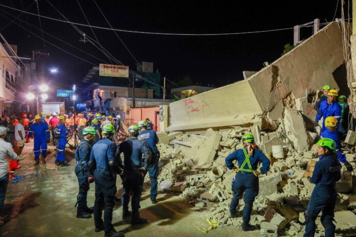 Se derrumba construcción en La Romana, Dos muertos y un obrero atrapado