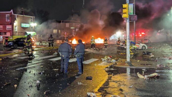 Avión se estrella en zona residencial en Filadelfia y deja al menos seis muertos