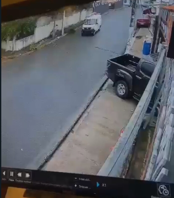 Accidente en Herrera: vehículo fuera de control atropella a transeúntes y se estrella contra un edificio