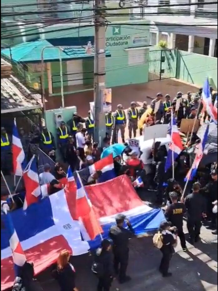 Protestan contra Participación Ciudadana por supuesta injerencia extranjera y exigen su disolución