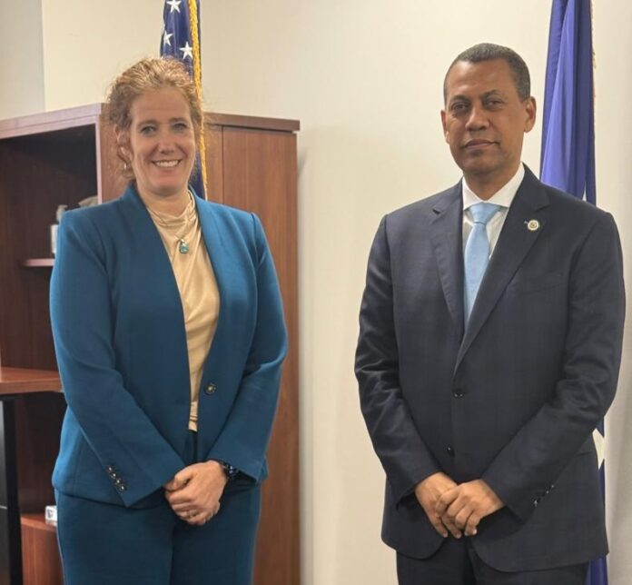 Guido Gómez Mazara, presidente de Indotel, se reúne con Jennifer Bachus, secretaria adjunta de EE.UU. para Ciberseguridad