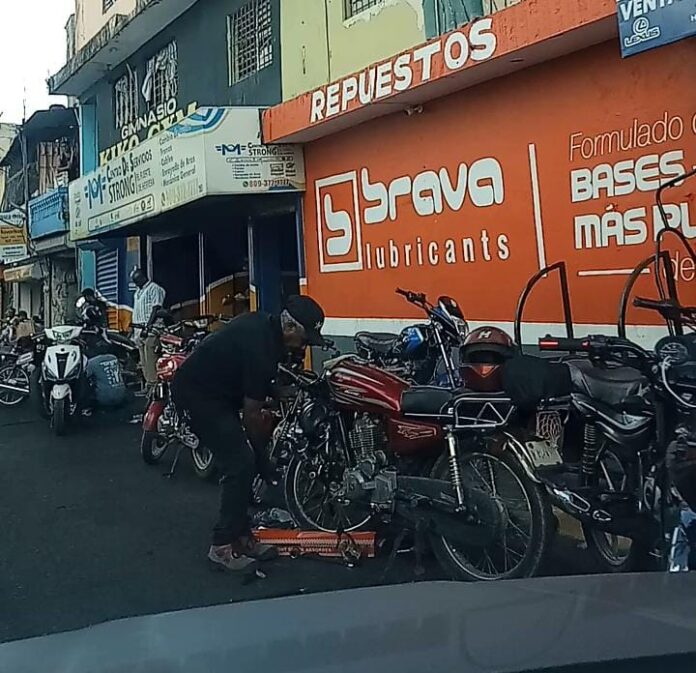 Denuncian mecánicos en Santo Domingo Oeste por vertido de aceites y residuos peligrosos con grave impacto ambiental