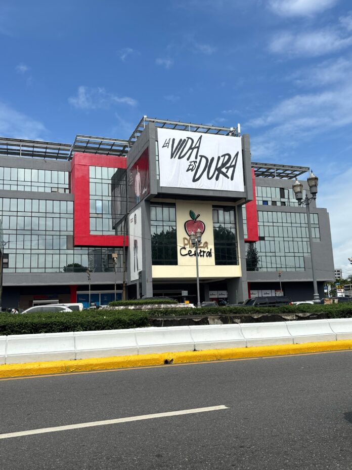 «La Vida es Dura» El Misterioso mensaje en Plaza Central que despierta curiosidad y debate