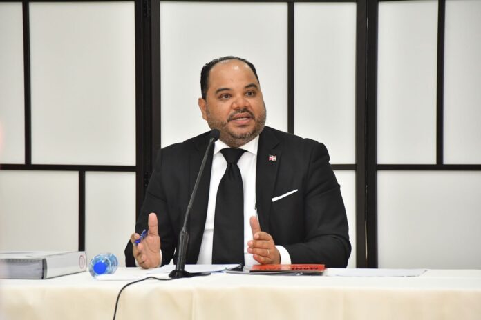 Defensor del Pueblo, Pablo Ulloa, enfrentará juicio por presunta violación a la ley de símbolos patrios