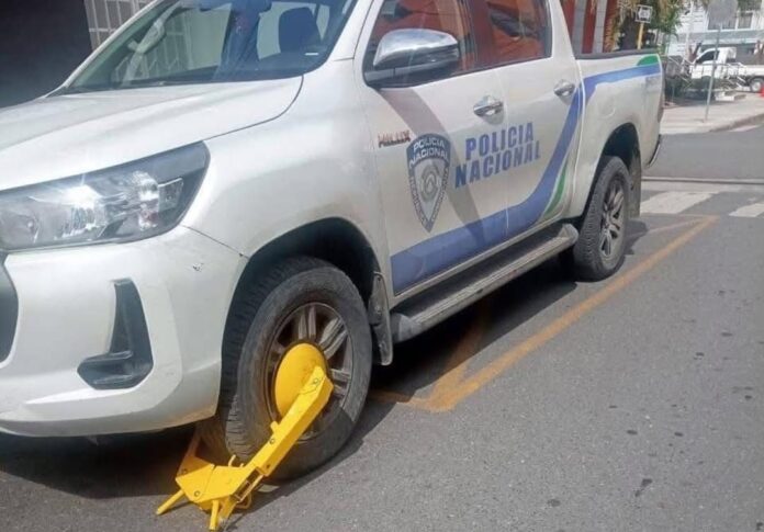 Alcaldía de Moca inmoviliza vehículos, incluida una camioneta policial, por estacionamiento indebido
