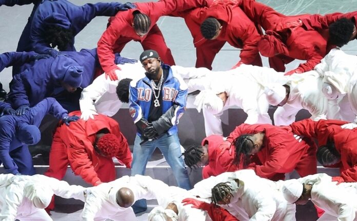 Kendrick Lamar lleva su tiradera con Drake al Super Bowl; lo acusa de pederasta en uno de los shows más vistos del mundo