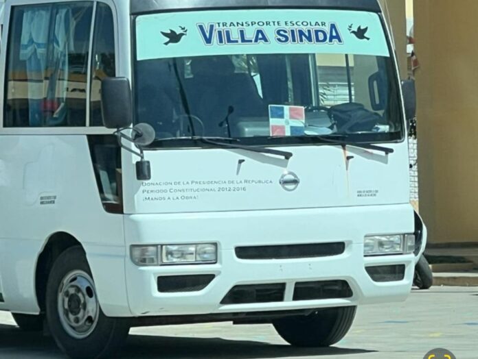 Denuncian deterioro de neumáticos en transporte escolar de Villa Sinda, Monte Cristi