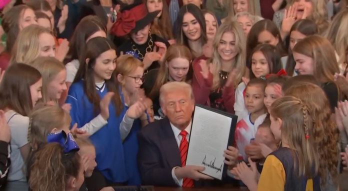 Trump firma orden ejecutiva para prohibir a hombres transgénero en deportes femeninos