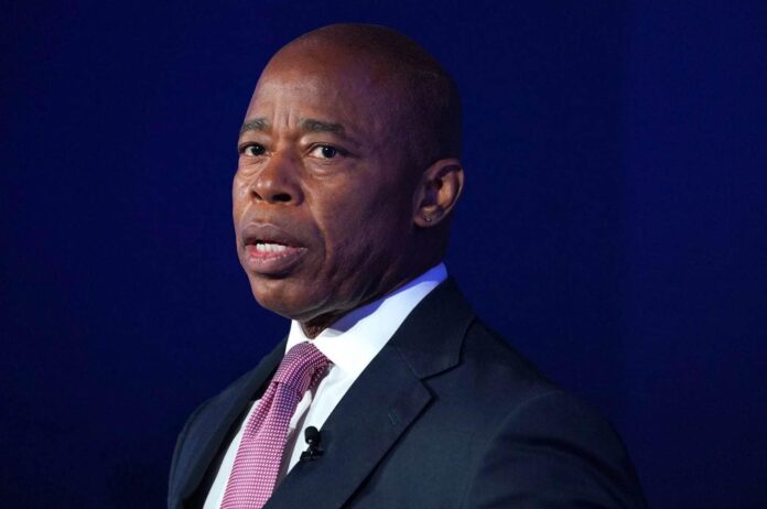 Donald Trump absuelve al alcalde de NY, Eric Adams, al retirar los cargos por corrupción