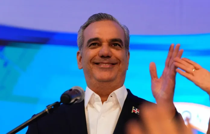 Abinader califica de «insostenibles» los apagones y promete reducción progresiva