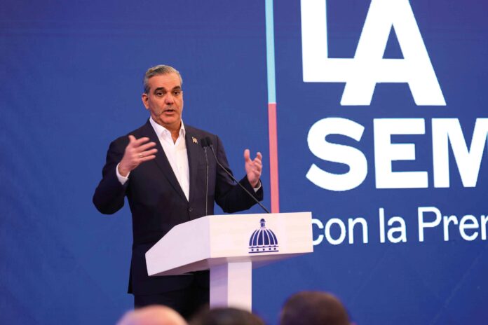 Abinader defiende estabilidad del peso tras alcanzar proyección de 63.11 por dólar