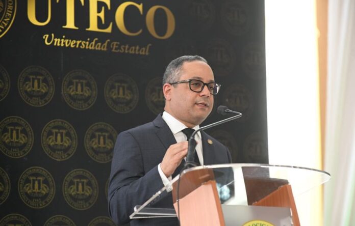 Magistrado Napoleón Estévez Inspira a Graduandos de UTECO con un Mensaje de Superación
