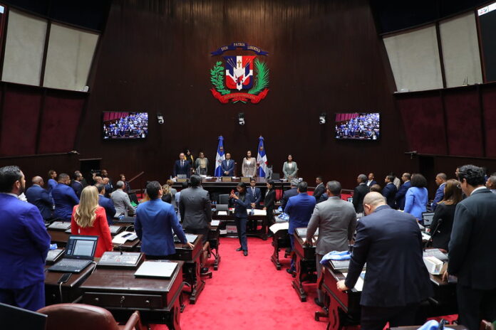 Diputados estudian reforma para garantizar el 50 % de candidaturas políticas a mujeres