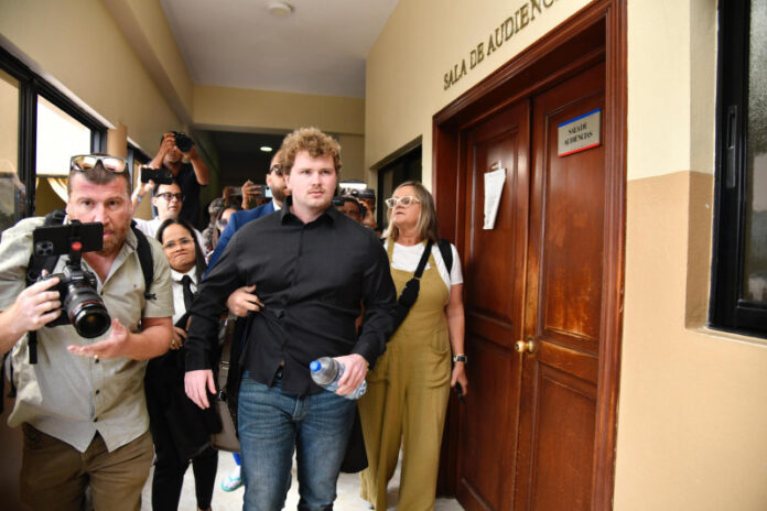 Joshua Riibe llega a la Fiscalía de Higüey para audiencia de hábeas corpus por desaparición de Sudiksha Konanki