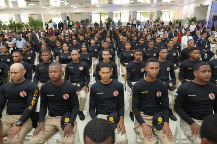 Nuevos efectivos de migración son capacitados en creole, técnicas de control y derechos humanos