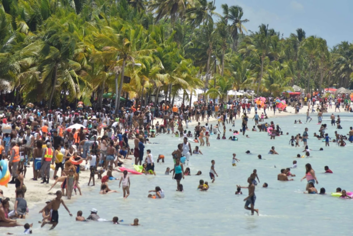 El Gobierno prohíbe celebraciones masivas en playas y balnearios durante Semana Santa
