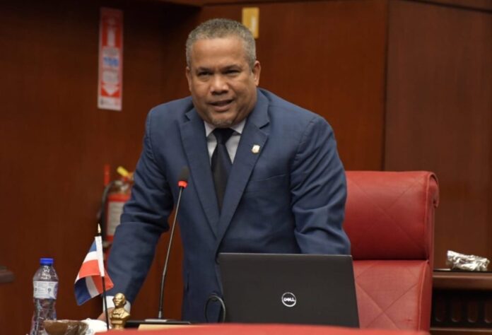 Héctor Acosta critica retrasos en nombramientos del sector público y pide agilización