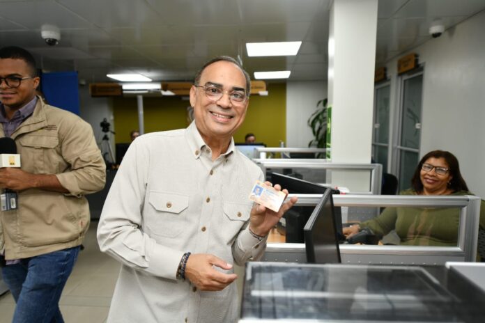 El Caballero de la Salsa, Gilberto Santa Rosa, ya es ciudadano dominicano