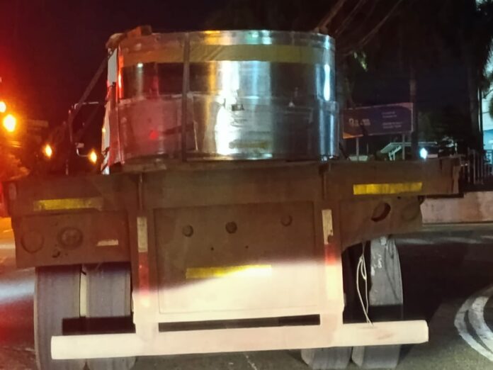 Patana sin luces ni placa pone en riesgo a conductores en la avenida Luperón