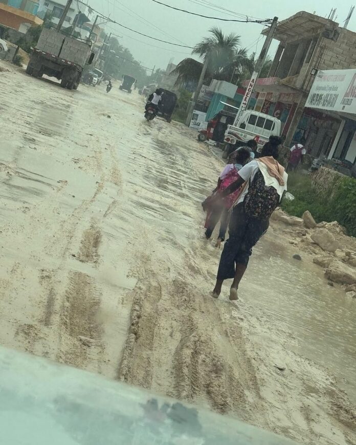Deterioro vial en Verón-Punta Cana provoca protestas y amenaza de huelga