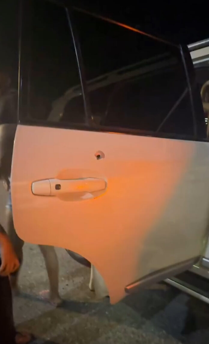 Policías disparan sin control contra un vehículo con niños por considerarlo «sospechoso»