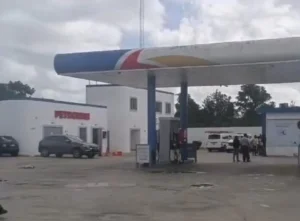 Asesinan a guardián en asalto a gasolinera en la carretera Mella, Santo Domingo Este