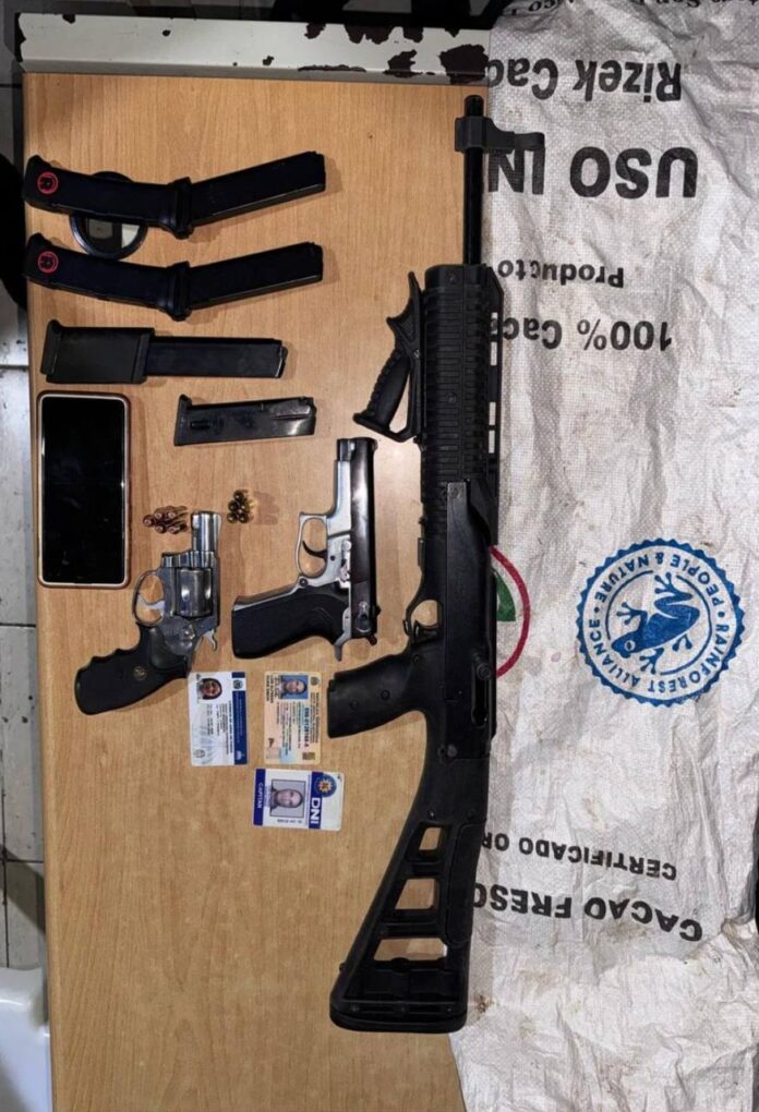 Capturan a hombre con armas ilegales y carnet falso del DNI en operativo policial