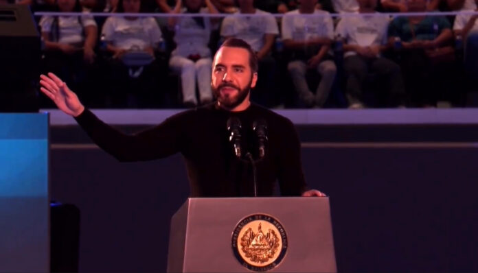 Bukele anuncia programa de becas para todos los jóvenes salvadoreños