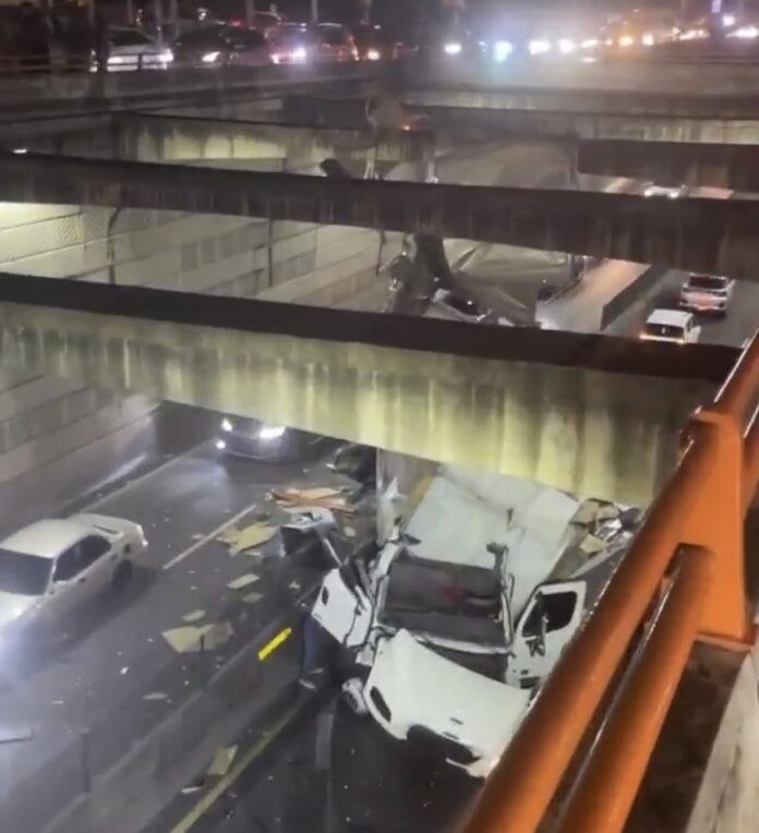 Un camión cae al vacío en el paso a desnivel de las avenidas 27 de Febrero con Defilló