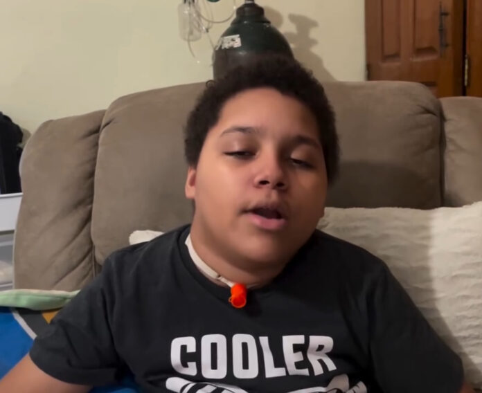 Niño Francisco Javier Estévez Peralta pide ayuda urgente para tratamiento en Barcelona por Mielitis Transversa