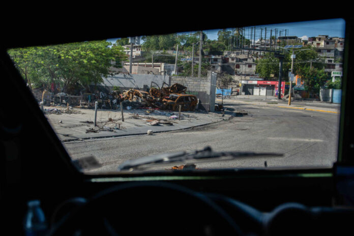 Pandillas incendian y saquean estaciones de radio y televisión en Haití
