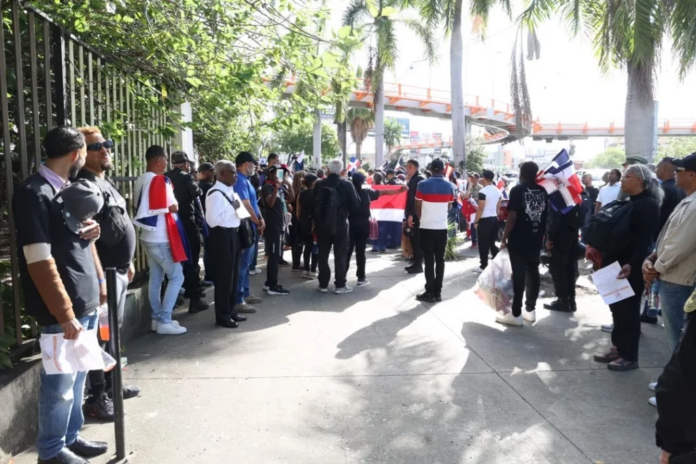 La Marcha en Friusa Reúne a cientos de Dominicanos