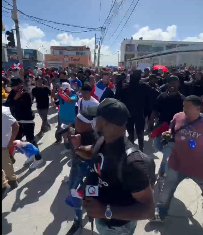 Militares y Policía dispersan manifestación en Friusa con bombas lacrimógenas y agua