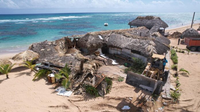 Medio Ambiente derriba construcciones ilegales en Uvero Alto por violar ley de costas